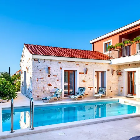 Villa Pamaroka *